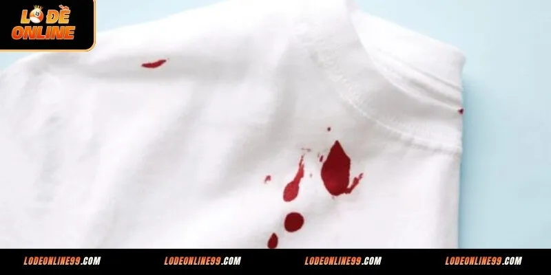 Mơ thấy máu đánh con số gì khi dính tay hoặc quần áo?