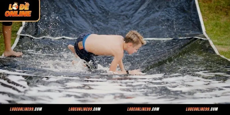 Mơ thấy trượt chân đánh con số gì khi rơi xuống nước?